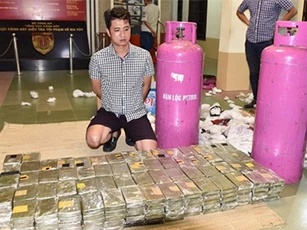 Chủ nhà hàng giấu 500 bánh heroin trong bình gas đối diện án tử