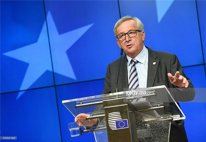 EC: Farage và Johnson là "anh hùng rơm" của Brexit