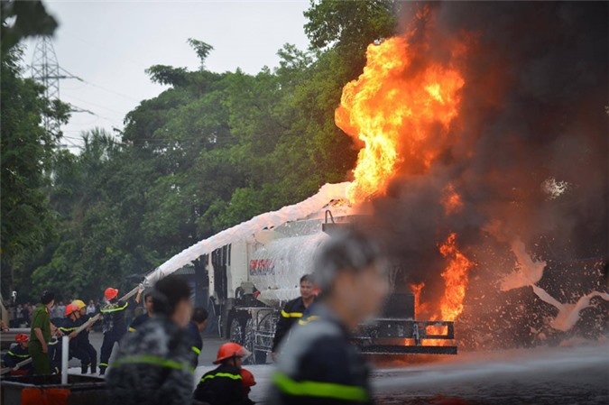 Xe bồn chở xăng bốc cháy dữ dội, lan sang cây xăng 