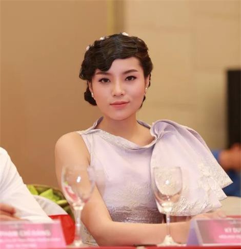 Hoa hậu Kỳ Duyên đến muộn trong họp báo, đổ lỗi do thời tiết