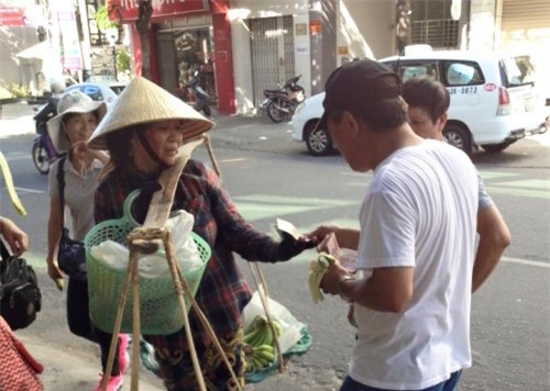Khách Trung Quốc “ăn cướp” chuối của người bán hàng rong