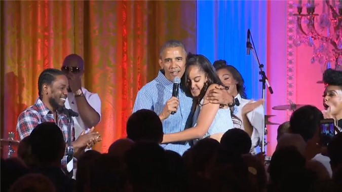 Obama hát mừng sinh nhật con gái trong ngày Quốc khánh Mỹ 