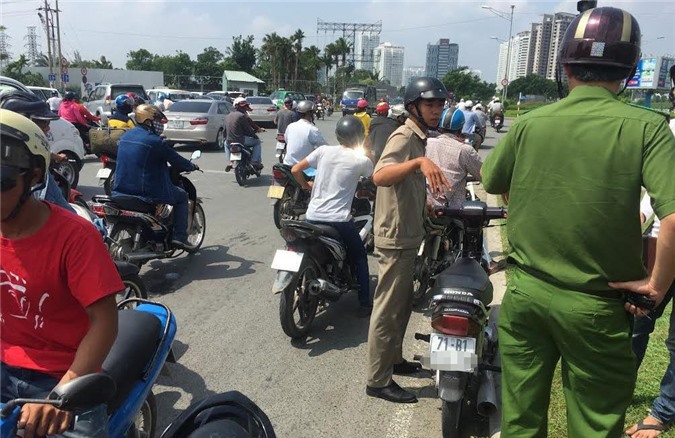 Truy bắt kẻ giả công an đoạt tiền của người bán hàng rong