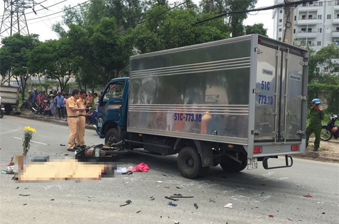 Vợ gào khóc chứng kiến chồng chết thảm sau tai nạn