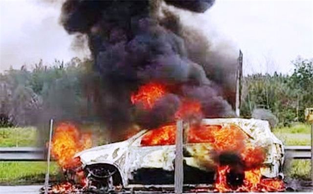 Xe du lịch bất ngờ bốc cháy dữ dội trên cao tốc