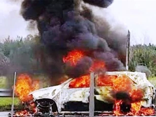 Xe du lịch bất ngờ bốc cháy dữ dội trên cao tốc