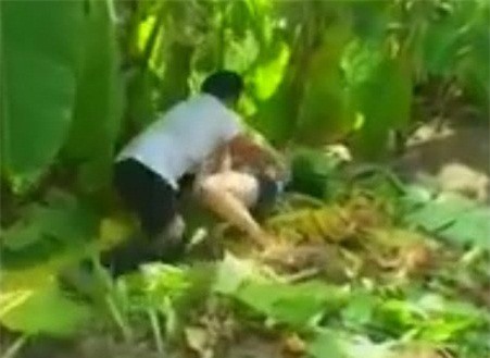 Phẫn nộ 3 "yêu râu xanh" thay nhau hãm hiếp bé gái say rượu