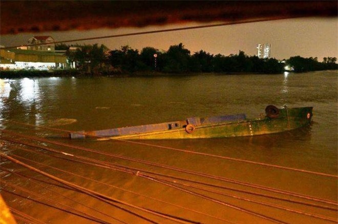 TP HCM: Xà lan 500 tấn đâm vào thành cầu rồi chìm nghỉm 