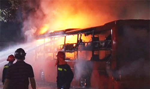 Xe khách giường nằm cháy ngùn ngụt khi về bến