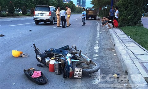 Hai công nhân bị ô tô 7 chỗ húc văng chục mét trên đại lộ Mai Chí Thọ