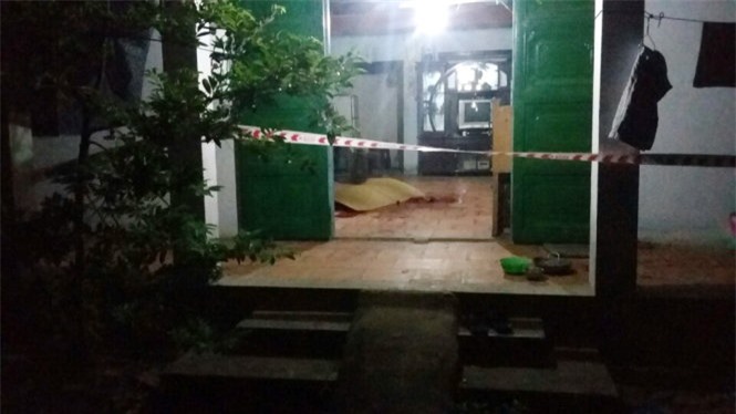 Nghi vợ ngoại tình, chồng cầm dao đâm vợ rồi giết hàng xóm