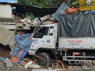 Xe tải tông nhà dân, cuốn theo người chạy xe ôm vào gầm