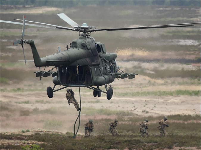 Anh điều hàng trăm binh sĩ tới biên giới Nga