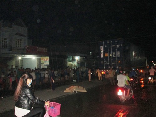 Bị cuốn vào gầm, nam thanh niên chết thảm dưới bánh xe container