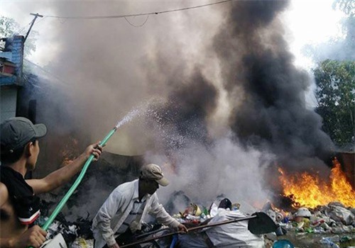 Kho phế liệu bốc cháy, nhiều công nhân hốt hoảng bỏ chạy