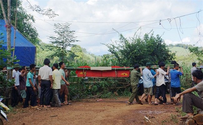 Nghẹn ngào đám tang không di ảnh của 2 cháu nhỏ