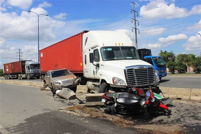 Xe container húc văng ô tô, đè bẹp 4 xe máy ở Sài Gòn
