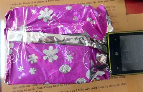 Dùng đồ chơi trẻ con đe dọa, tống tiền người tình 