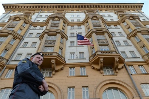 Mỹ thẳng thừng trục xuất hai quan chức Nga