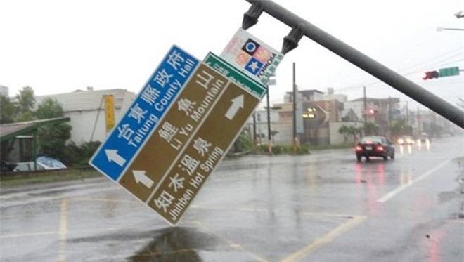 Siêu bão Nepartak đổ bộ Đài Loan: Nhà, xe "đổ như ngả rạ"