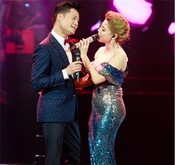 Thanh Thảo bối rối khi "người tình" Quang Dũng hôn trên sân khấu