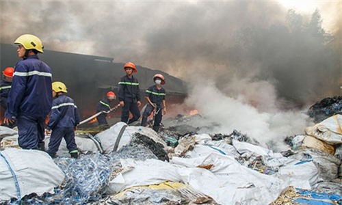 Xưởng phế liệu cháy ngùn ngụt, hàng trăm người tháo chạy