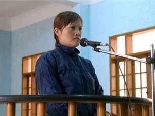 Ném đá vào chân người khác lãnh án 8 tháng tù giam