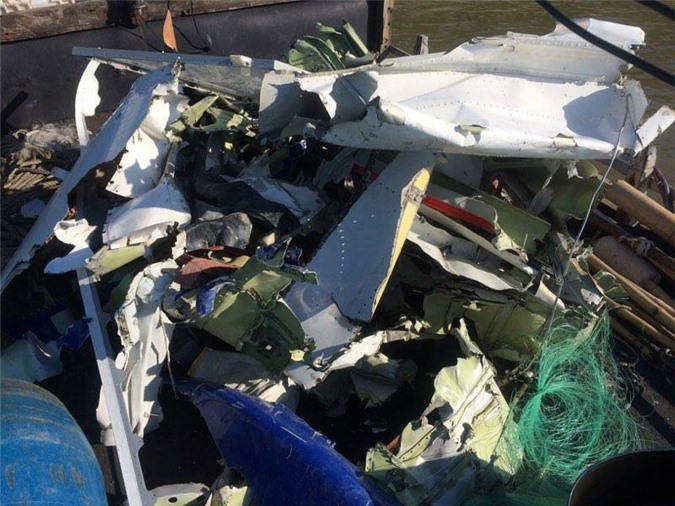 Ngư dân vớt được ví tiền của phi công và mảnh vỡ máy bay Casa-212