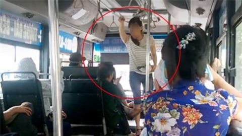 Nhân viên xe buýt đuổi cụ ông xuống đường vì... 5.000 đồng?