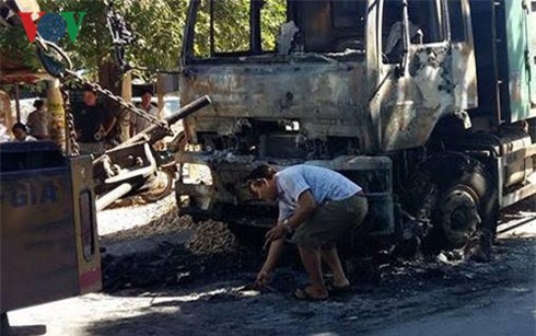 Tài xế thoát chết trong gang tấc khi xe tải bất ngờ bốc cháy