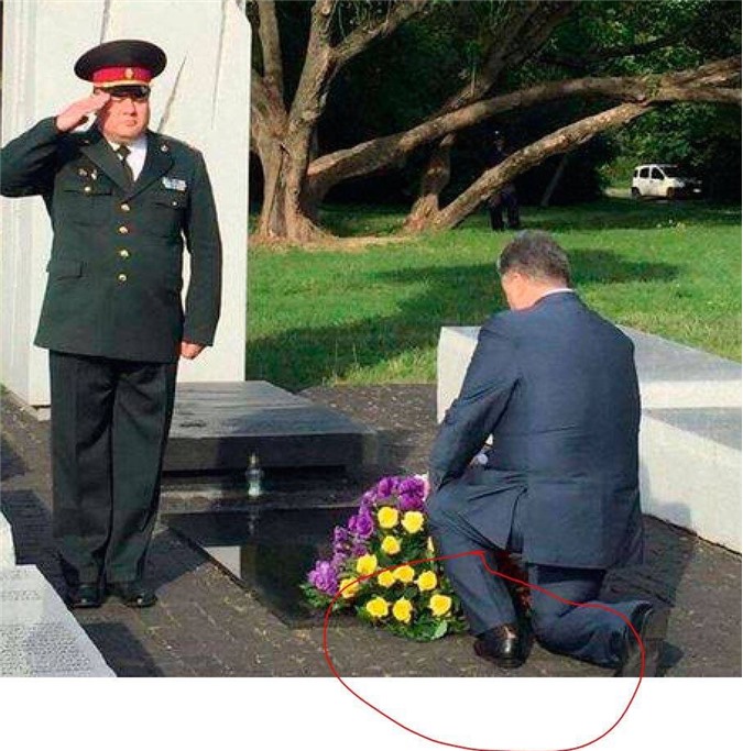 Tổng thống Ukraine bị chế nhạo vì đi tất thủng gót