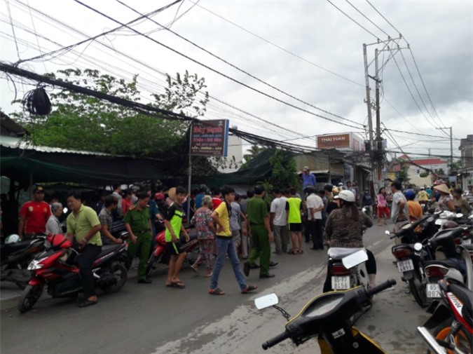 Vợ gào khóc khi thấy chồng chết dưới mương nước