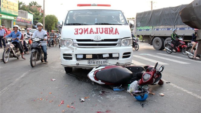 Xe ben và xe cấp cứu tông nhau, nhiều người bị thương