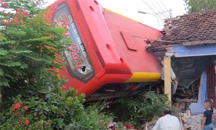 Xe giường nằm chở 40 người "bay" vào nhà dân, 5 người bị thương