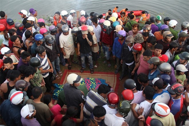 Xót xa thi thể 2 cha con ôm nhau dưới đáy hồ