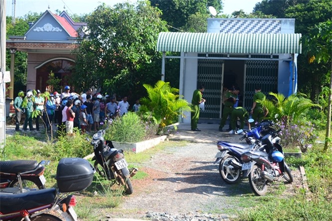 Bàng hoàng người đàn ông treo cổ tự tử trước hiên nhà