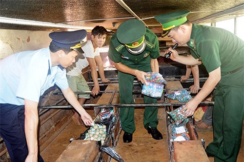 Cắt "xương sống" xe khách, chế "hầm" để giấu pháo lậu