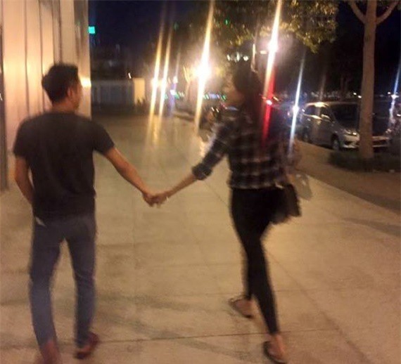 Cường đôla nắm tay Hạ Vi, tung tăng dạo phố