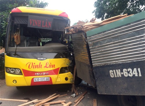 Gần 20 người đi khám bệnh kêu cứu trong ôtô bị tông nát đầu