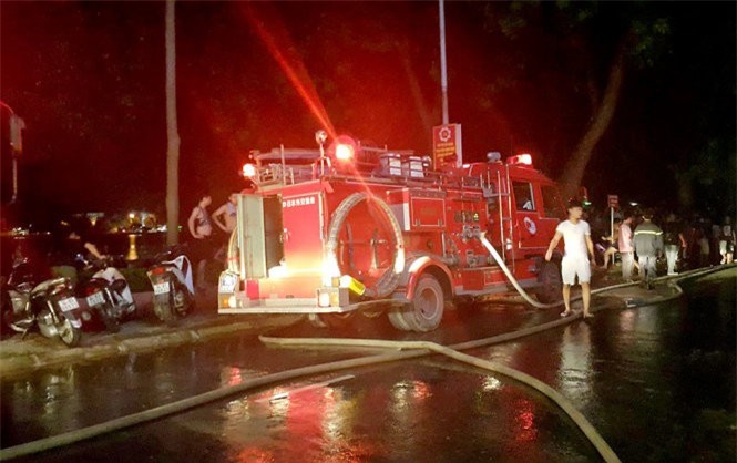 Quán bar bốc cháy trong đêm, “dân chơi” tháo chạy toán loạn 