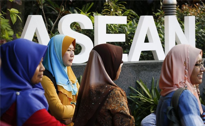 Malaysia bắt lao động nữ tại cửa hàng đồ ăn nhanh mặc kín mít