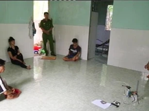 Chơi ma túy cùng bạn, nam thanh niên bị bắt cóc