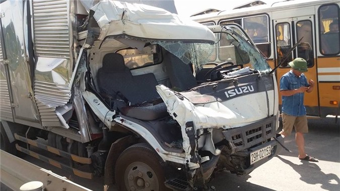Hai xe tải húc nhau, phụ xe chết thảm trong cabin