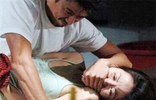 "Yêu râu xanh" vào nhà nghỉ với người yêu, nổi "máu dê" hiếp dâm bà chủ
