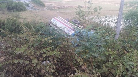 Nghệ An: Xe bồn chở xăng mất lái, lao xuống ruộng lật ngửa