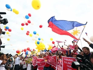 Người dân Philippines đổ ra đường ăn mừng "ngày chiến thắng"