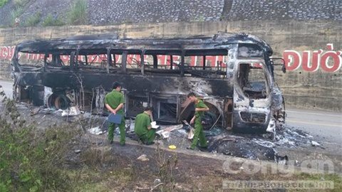 Thanh Hóa: Xe khách giường nằm cháy trơ khung trên đường