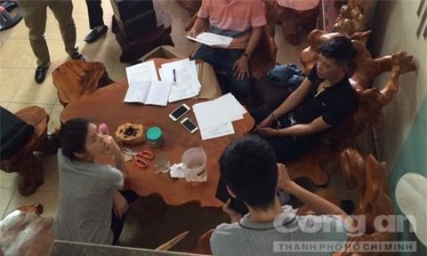 Thu nhiều vũ khí nóng trong vụ phá đường dây cá độ khủng ở Sài Gòn