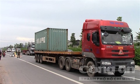 Vạ chạm với xe container, 2 cô gái thương vong
