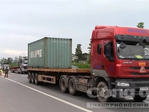Vạ chạm với xe container, 2 cô gái thương vong